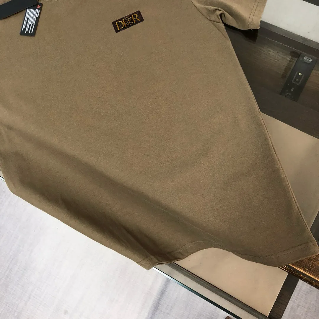 P150 A⭐️Stone Island Latest Couple Style Round Neck Short Sleeve Couple T-shirt ~ Spring and Summer New Product High Quality 🔥🔥Customized Unique Compass Logo Embroidery Logo Embellishment ~ Fashionable and Versatile Trendy Style Customized Imported Fabrics! Comfortable to wear, breathable, fashionable without losing personality, the upper body is casual and casual, handsome and stylish, showing the temperament of a big brand. All three standards are complete! ! Color: Black White Dark Gray Brown Size: SMLXLXXL